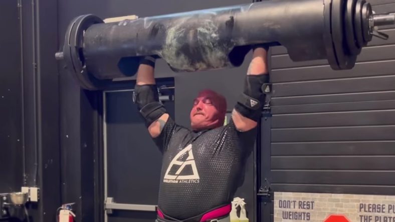 Mitchell Hooper Log drukt 195 kilogram (430 pond) voor twee herhalingen tijdens Arnold Strongman Classic Prep