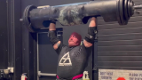 Mitchell Hooper Log drukt 195 kilogram (430 pond) voor twee herhalingen tijdens Arnold Strongman Classic Prep